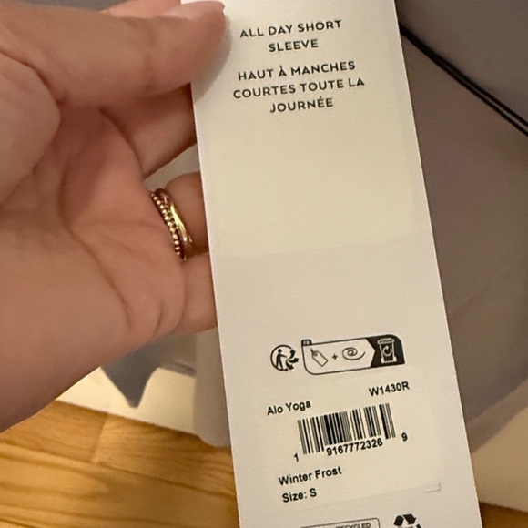 NWT, Alo All Day Short Sleeve Tee – Winter Frost (Small), Retail $68 - Picture 7 of 7